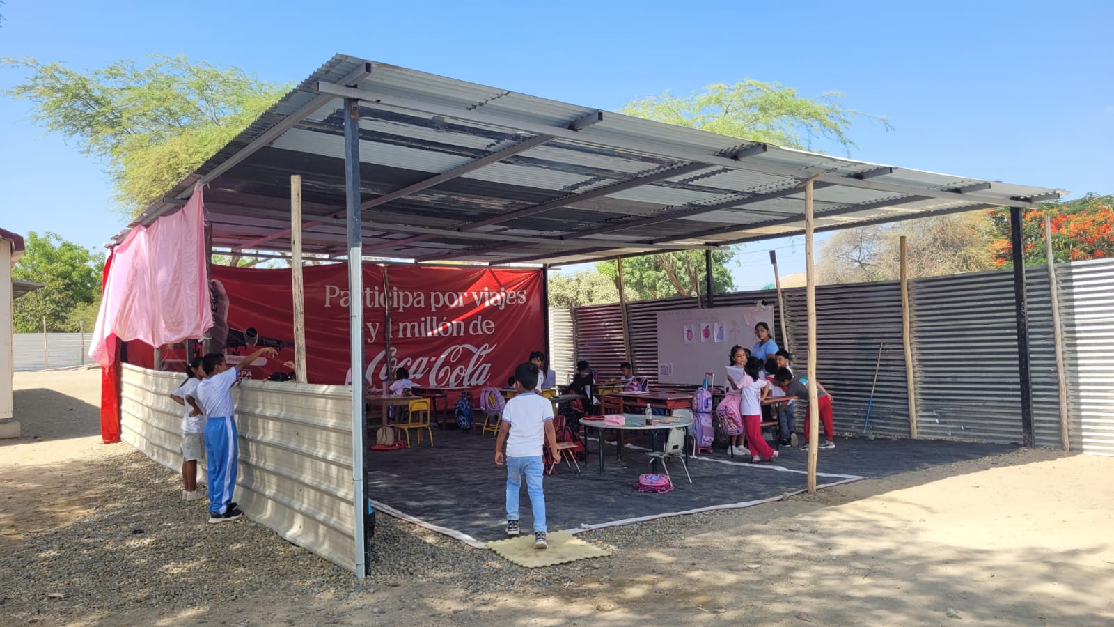 Niños estudian entre calamina y palos: obra inconclusa afecta a más de 170 escolares en Veintiséis de Octubre